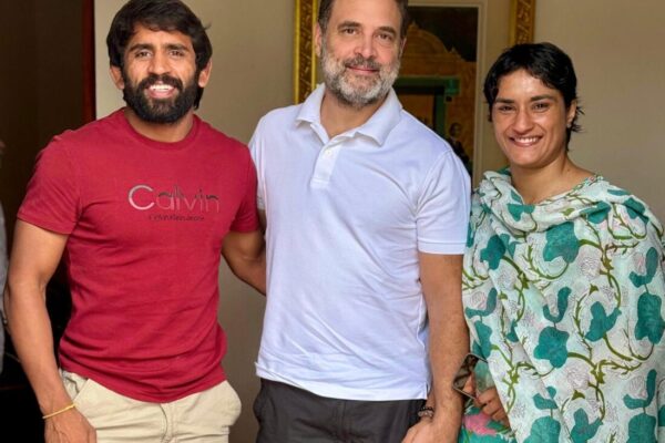 Vinesh, Bajrang meet Rahul Gandhi