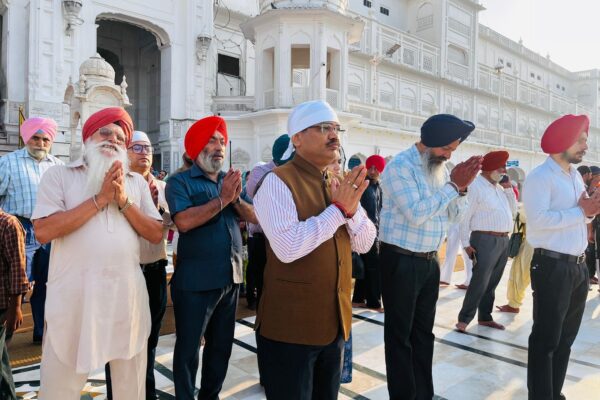 Chief Secretary Sinha pays obeisance at Sri Darbar Sahib, Sri Durgiana Mandir