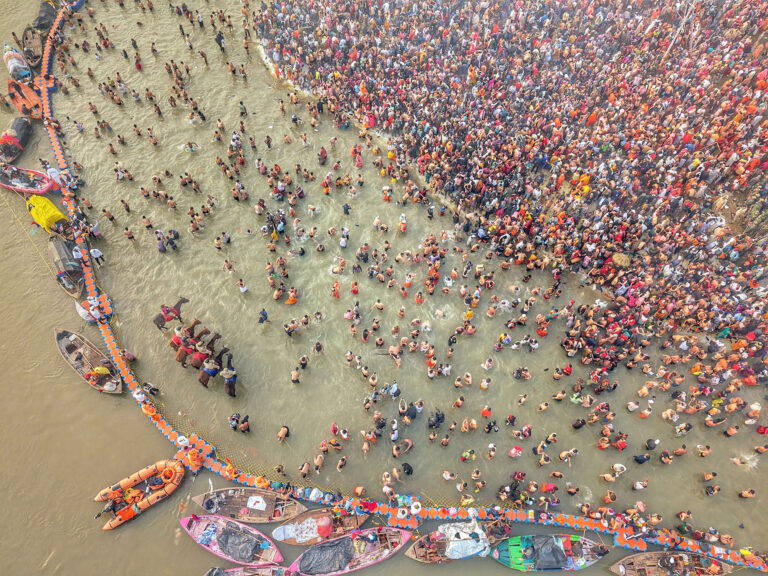 Devotees brave cold to take holy dip in Sangam
