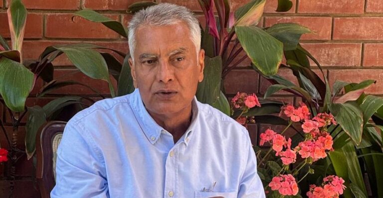Sunil Jakhar accuses AAP of exploiting farmers for political gain