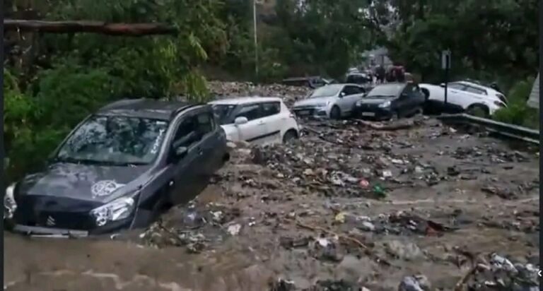 Cloudburst Wreaks Havoc in Kullu, 10 vehicles swept away
