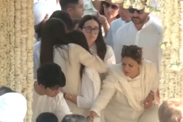Kareena Kapoor Stands by Karisma and Her Children at Sunjay Kapur’s Funeral in Delhi