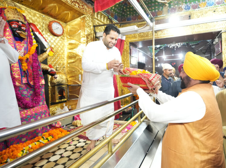 CM pays obeisance at Sri Kali Mata Mandir
