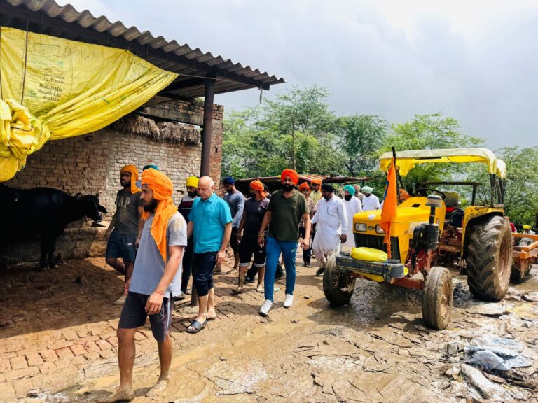Punjab ministers, Sisodia visit Beas flood prone areas