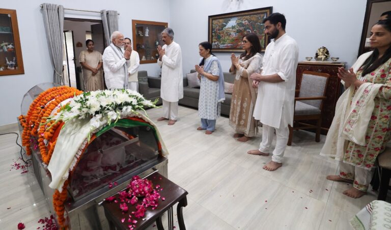 PM pays tributes to BJP leader VK Malhotra at his residence