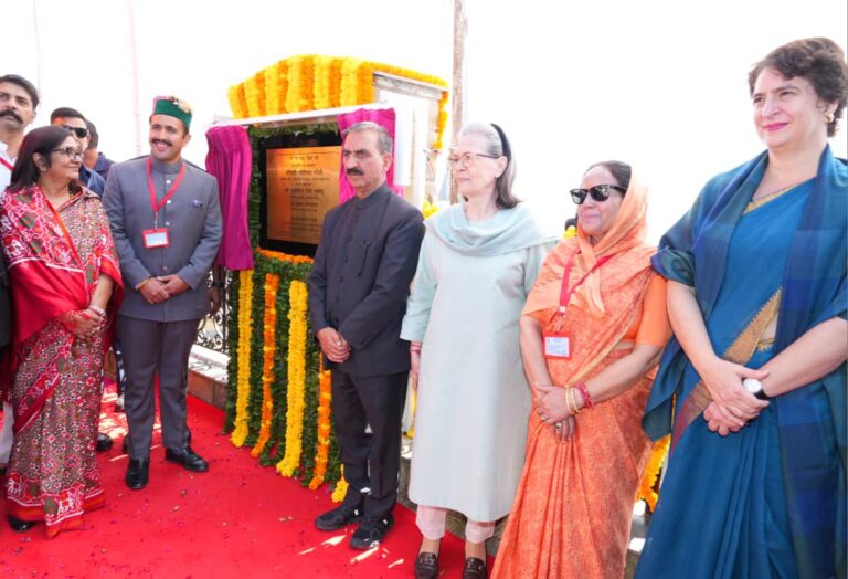 Sonia Gandhi unveils Virbhadra Singh statue in Shimla
