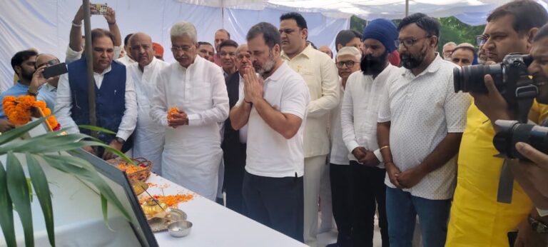 Rahul Gandhi meets family of late ADGP Y. Puran Kumar