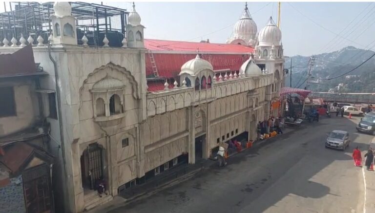 Large number of devotees offer prayers at Himachal gurdwaras