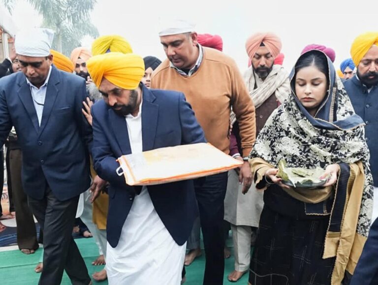 CM Mann pays obeisance at Gurdwara Sri Fatehgarh Sahib