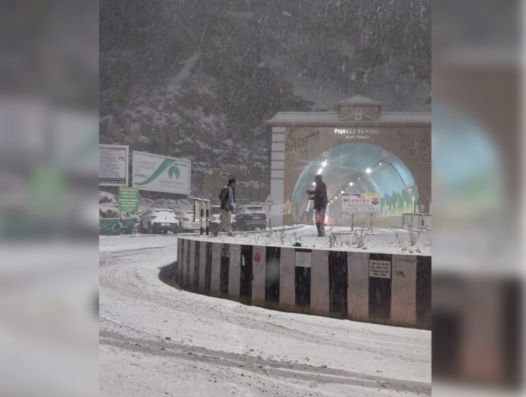 Himachal Pradesh receives season’s first snowfall; tourists celebrate scenic views