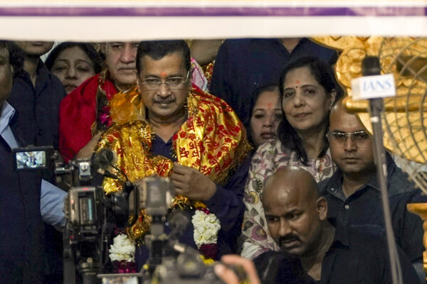 Arvind Kejriwal visits Hanuman Temple