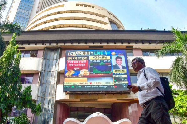 Stock market advances in early deals on fresh foreign fund inflows, India-US trade pact
