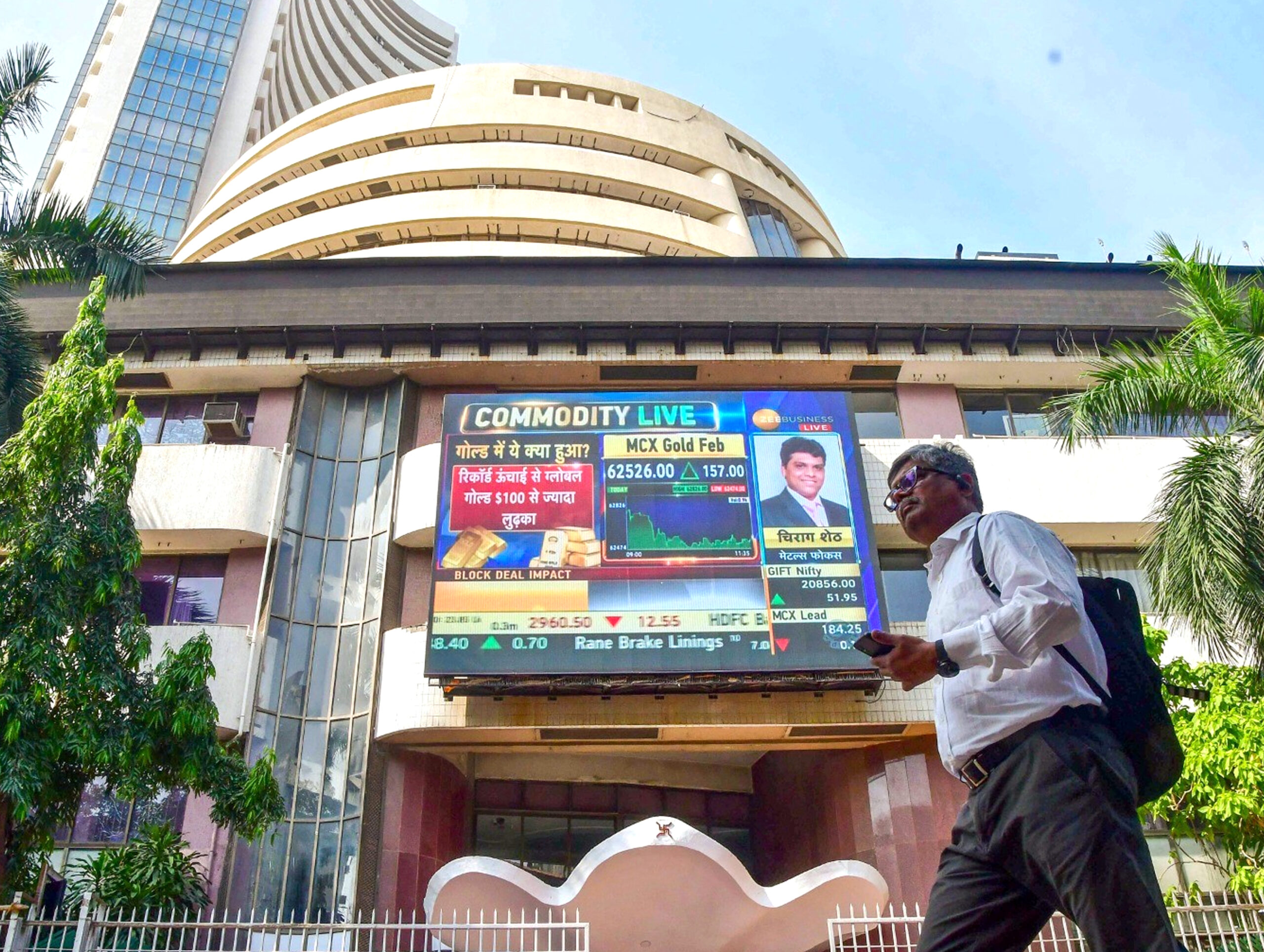Stock market advances in early deals on fresh foreign fund inflows, India-US trade pact