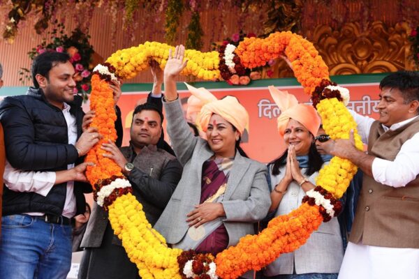 Delhi CM Rekha Gupta Introduced e buses