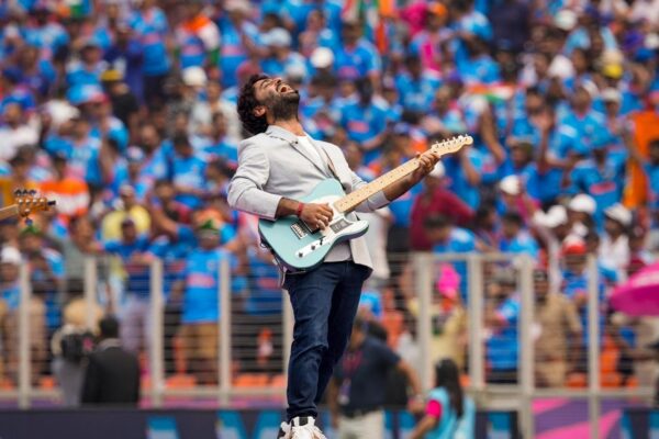 Arijit Singh surprises fans