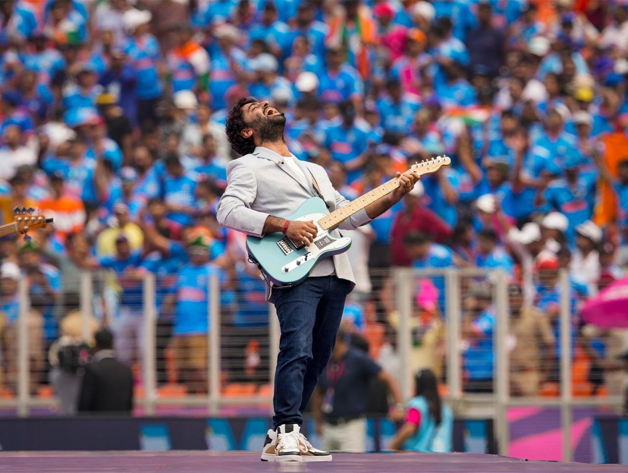 Arijit Singh surprises fans