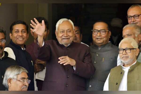 Nitish transfers Rs 10,000