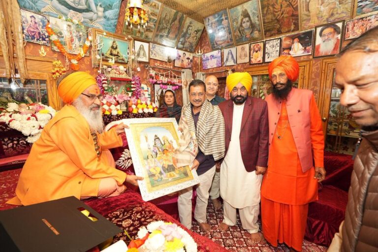 Kejriwal, Mann pay obeisance at Rankeshwar temple in Punjab’s Dhuri
