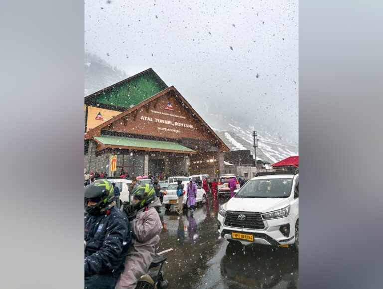 Higher reaches of HP receive fresh snow; efforts on to move stranded vehicles from Atal Tunnel
