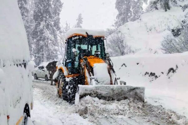 Heavy Snowfall Disrupts Jammu Roads, BRO Intensifies Clearance Work
