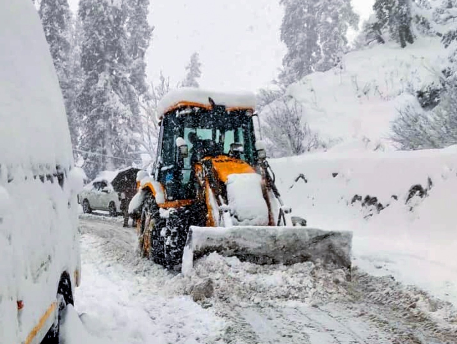 Heavy Snowfall Disrupts Jammu Roads, BRO Intensifies Clearance Work