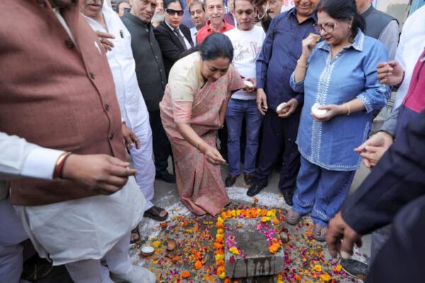 Rekha Gupta Inaugurates NDMC Flower Festival at Connaught Place
