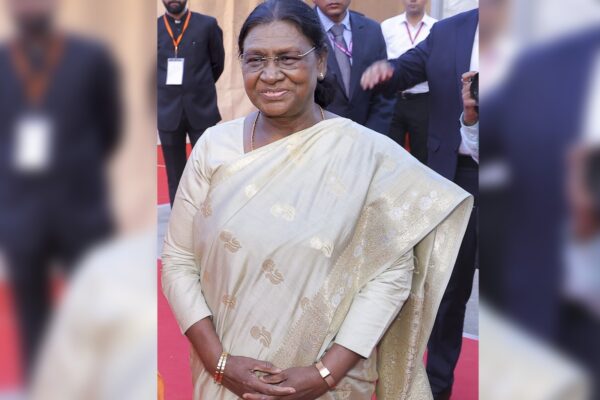 Murmu Performs Govardhan Parikrama, Participates in Aarti at Danghati Temple