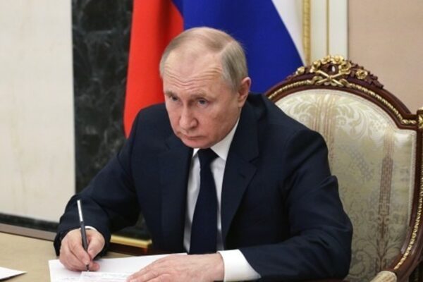 Putin May Launch Fresh Offensive as Ukraine War Faces New Global Pressure