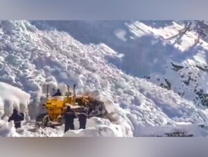 Rain and Snow Continue Across Kashmir for Second Day