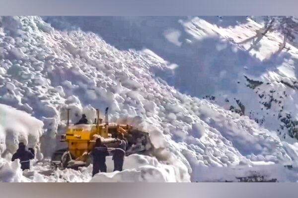 Rain and Snow Continue Across Kashmir for Second Day