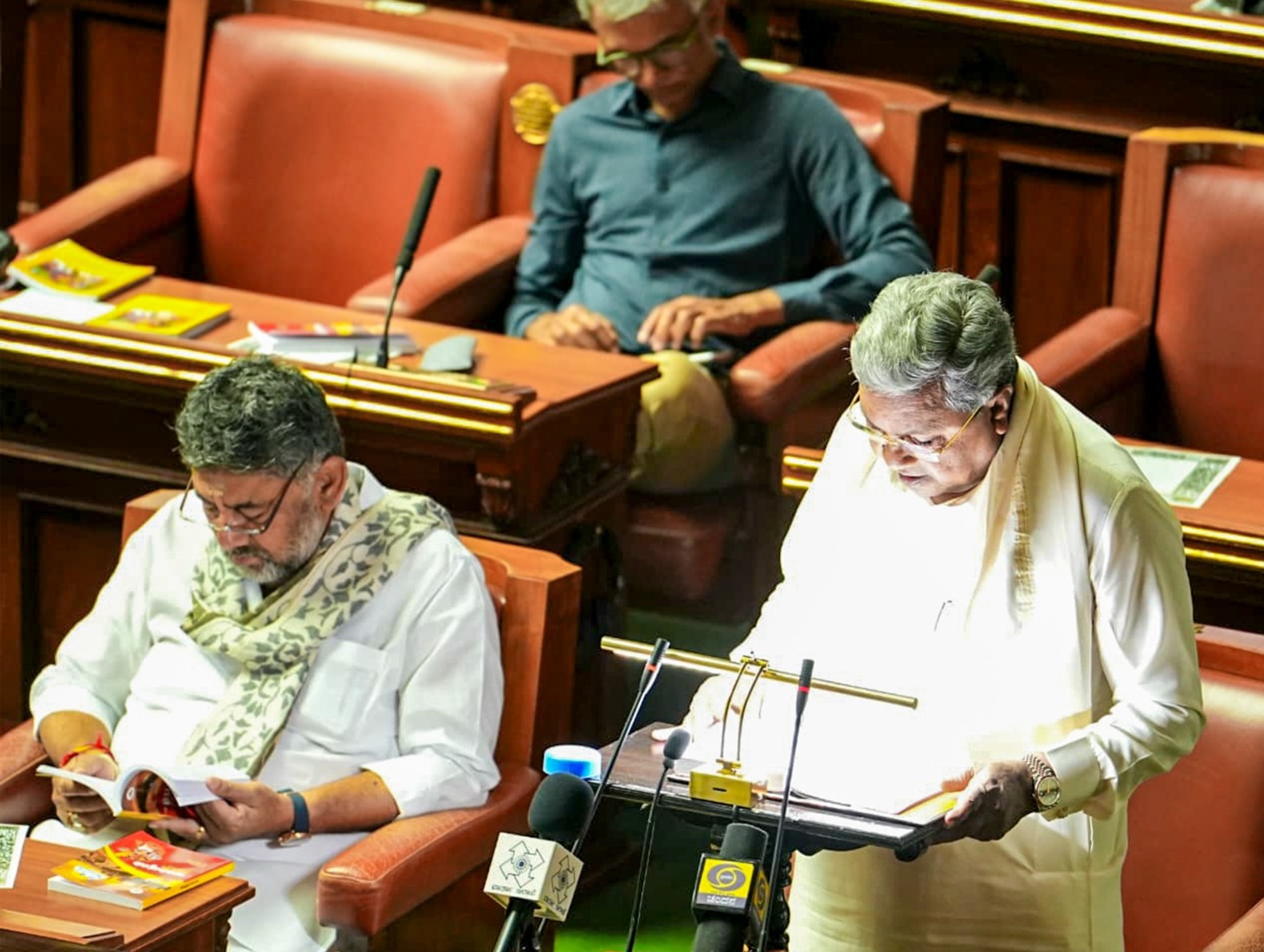 Siddaramaiah announces social media ban