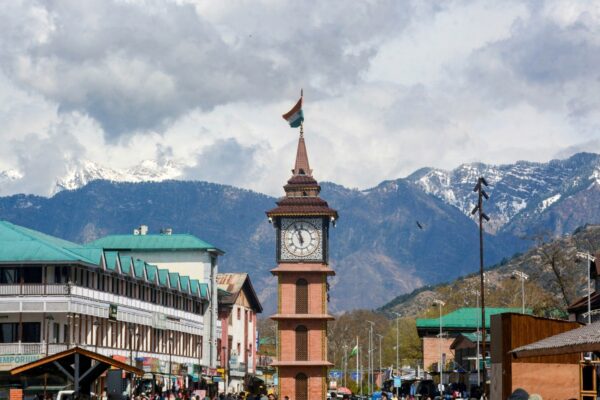 Rain, Fresh Snowfall Bring Temperature Dip Across Kashmir Valley