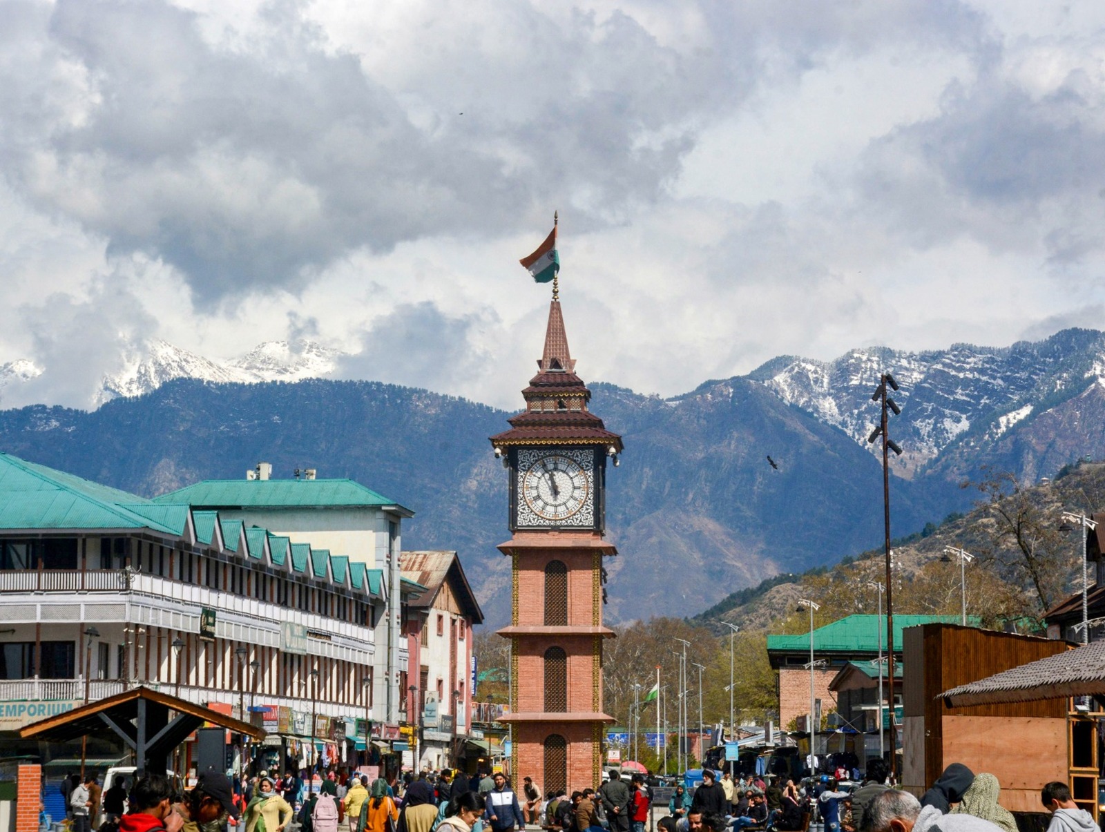 Rain, Fresh Snowfall Bring Temperature Dip Across Kashmir Valley