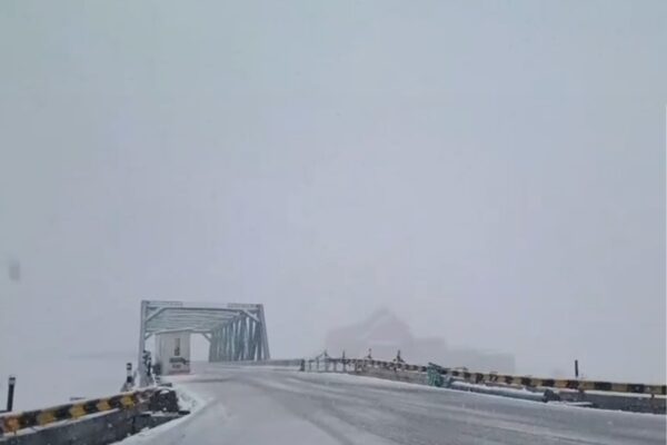 Atal Tunnel Snow Forces Vehicle Curbs, Tourists Still Pour Into Manali