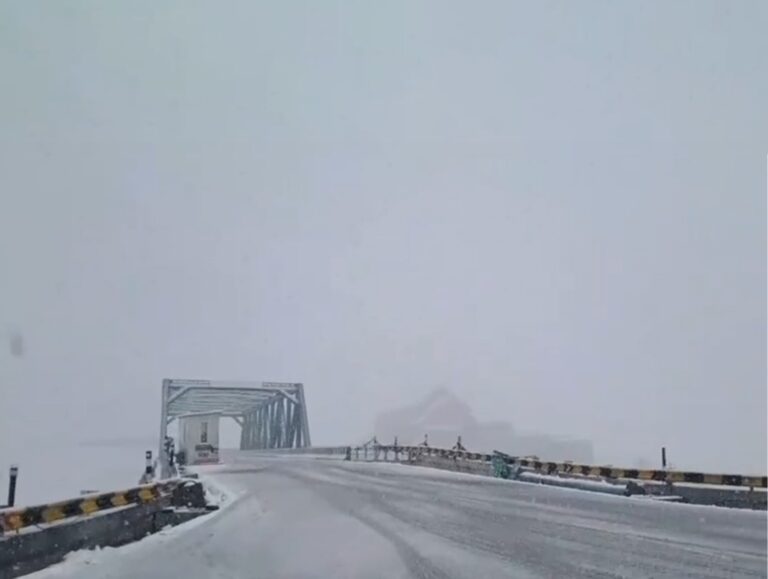 Snowfall continues around Atal Tunnel in Manali, only 4×4 vehicles allowed beyond Solang Barrier