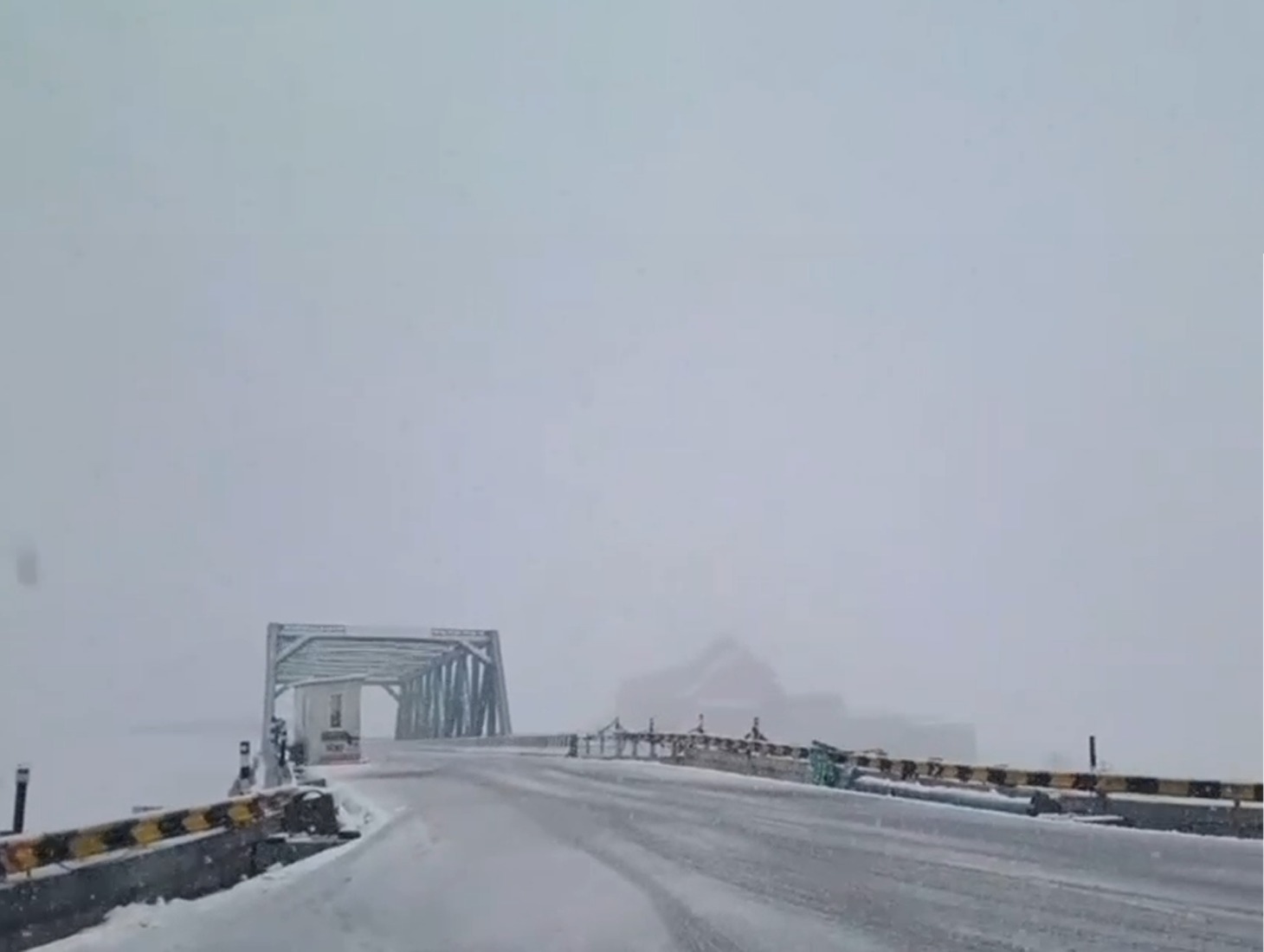 Atal Tunnel Snow Forces Vehicle Curbs, Tourists Still Pour Into Manali