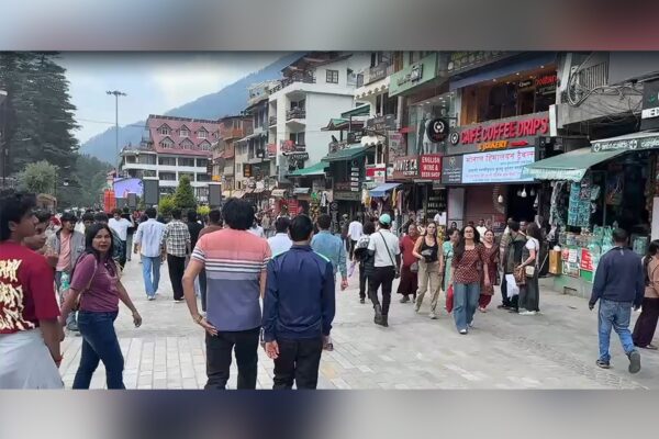 A large number of tourists from other states are heading towards Manali.