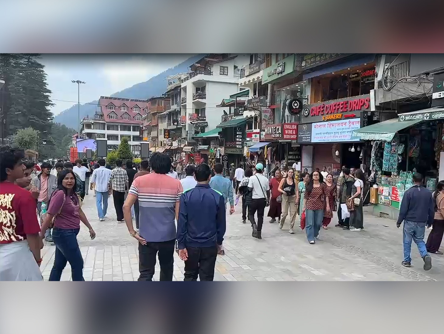 A large number of tourists from other states are heading towards Manali.