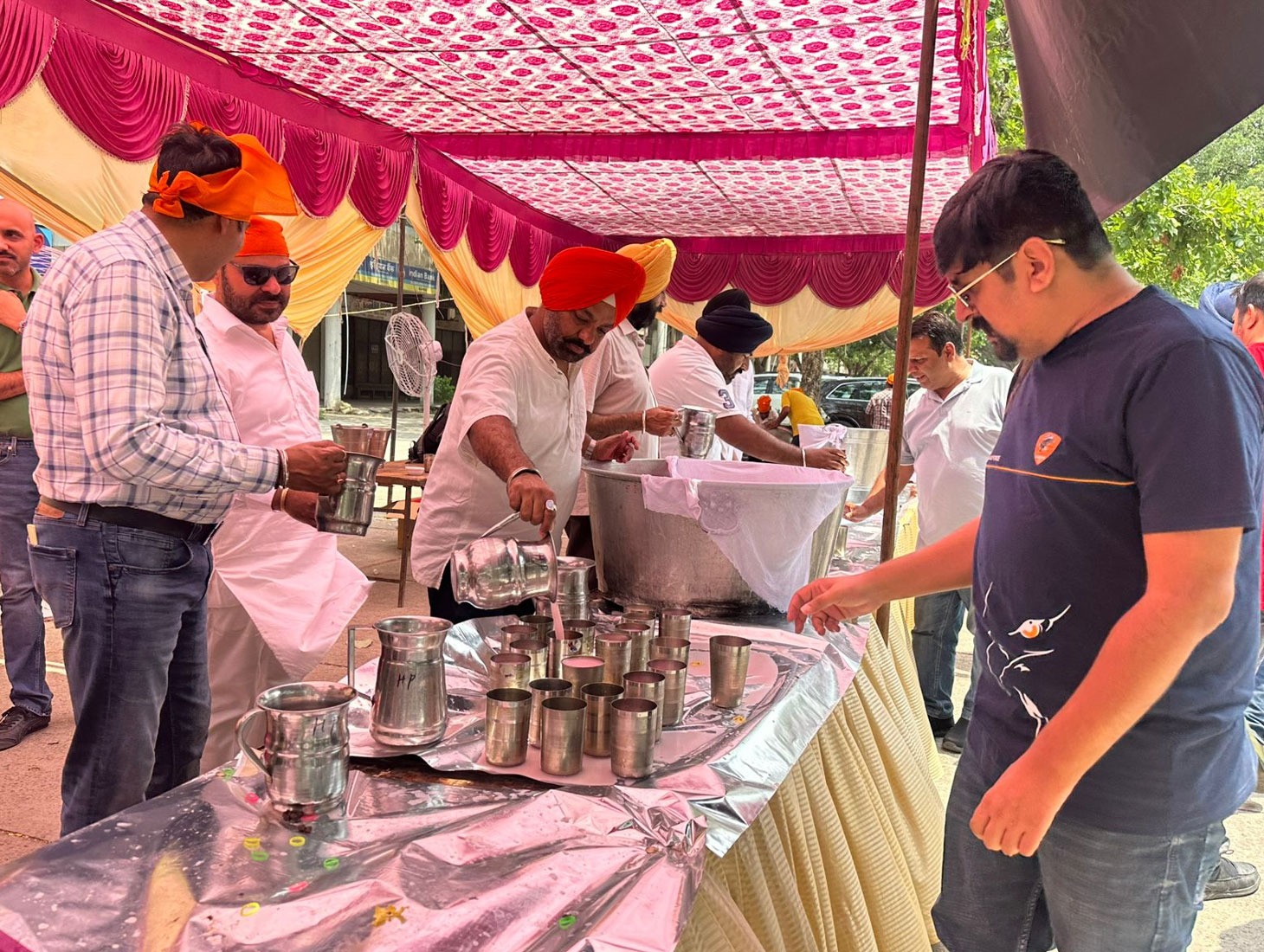 Chandigarh Residents Participate in Chabeel Seva on Sacred Occasion