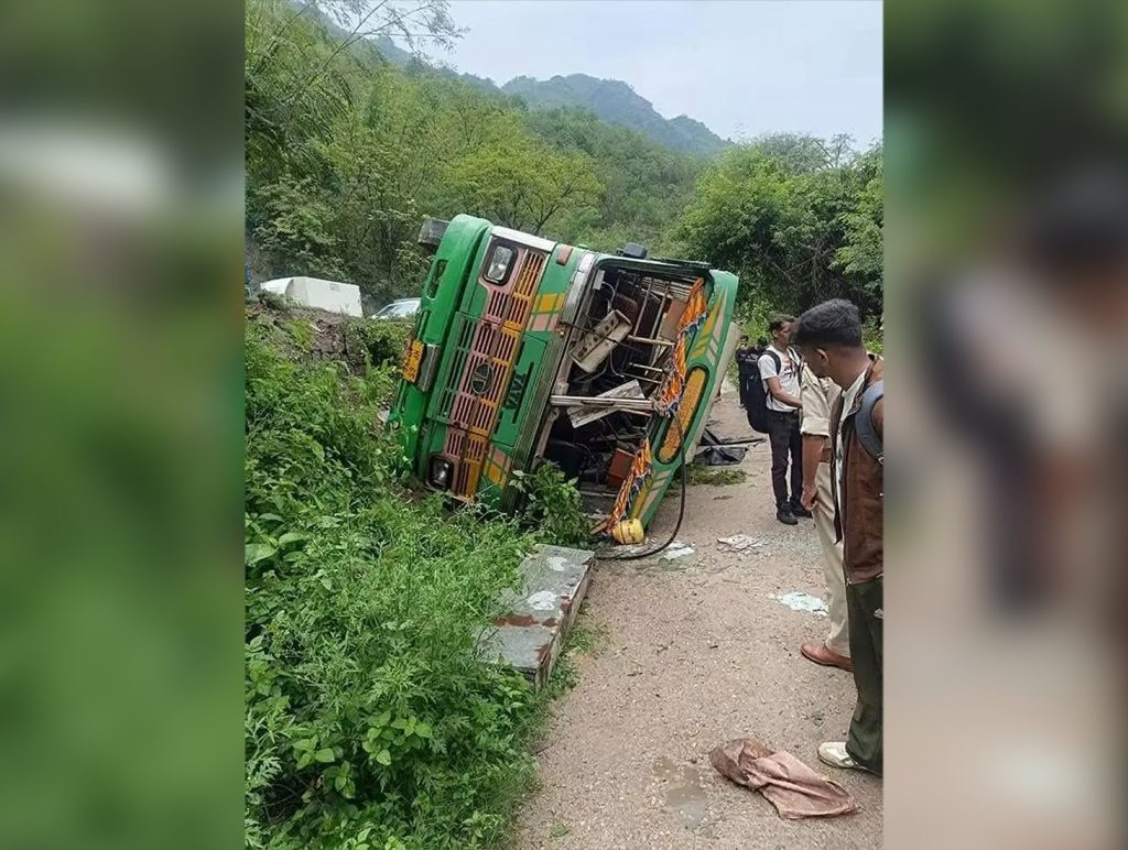 Sixteen Injured After Bus Overturns on Bilaspur to Mandi Highway