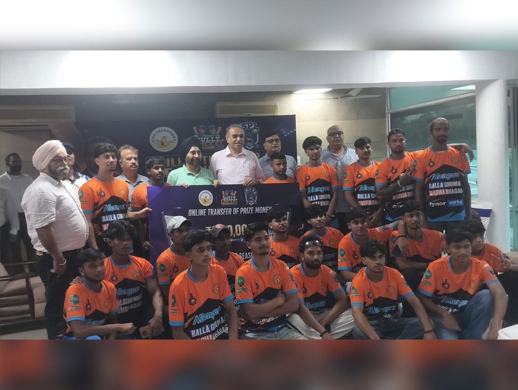 The top four teams of Gully Cricket were felicitated by Sanjay Tandon
