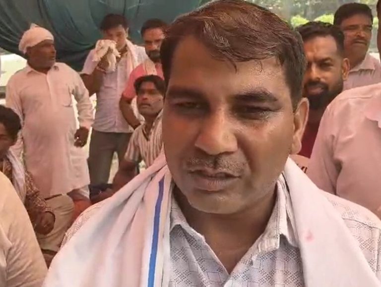 Sanitation workers burn Krishan Bedi’s effigy in Panchkula