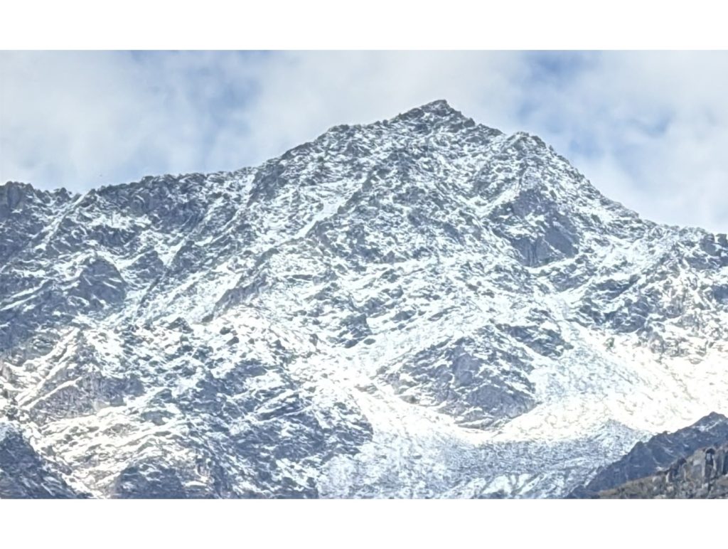 Fresh snowfall brings chill to Manali, boosts tourism hopes