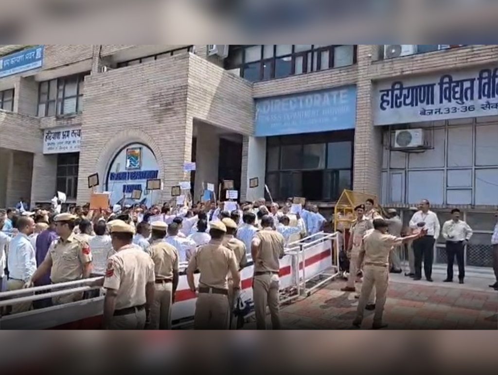 Employees, Engineers Protest Against Power Privatisation
