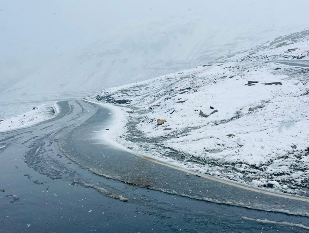 Himachal Pradesh receives season’s first snowfall at Rohtang Pass