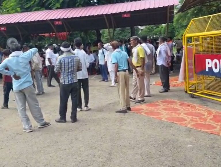 Sanitation workers block Panchkula MC office entry