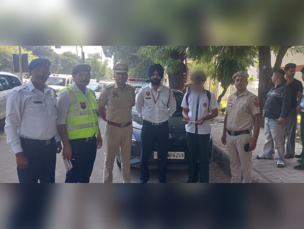 Traffic police remove red-blue light and black film, impound vehicle; parents fined for allowing 15-year-old to drive