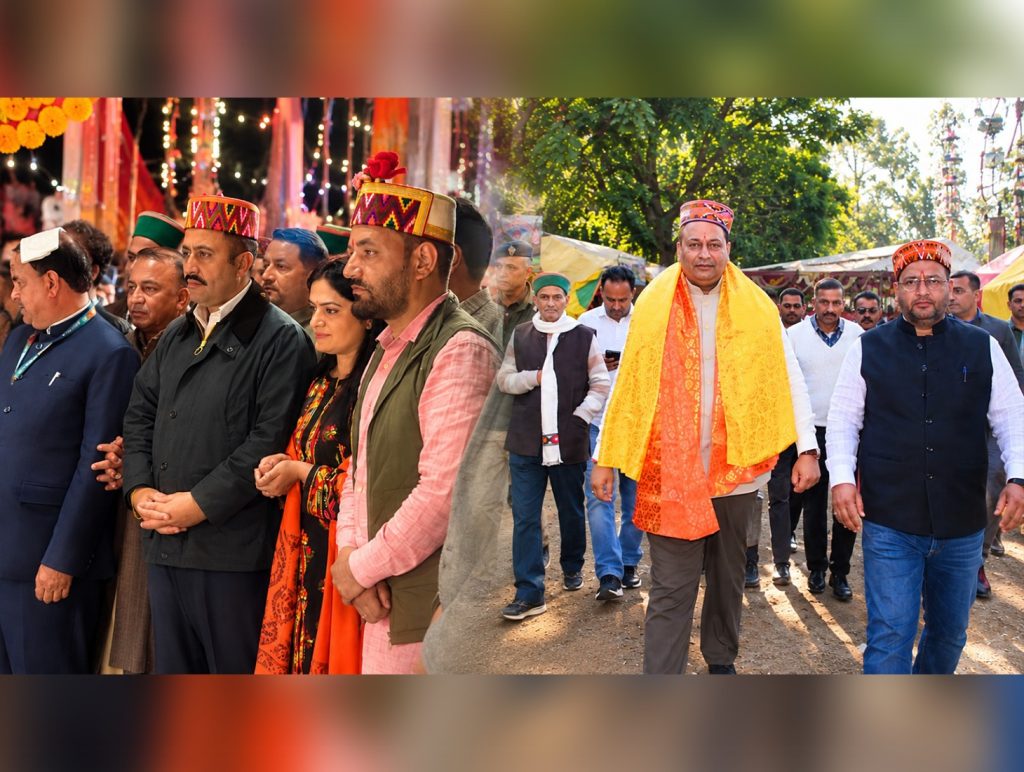Vikramaditya Singh, Anurag Sharma seek blessings at Kullu Dussehra